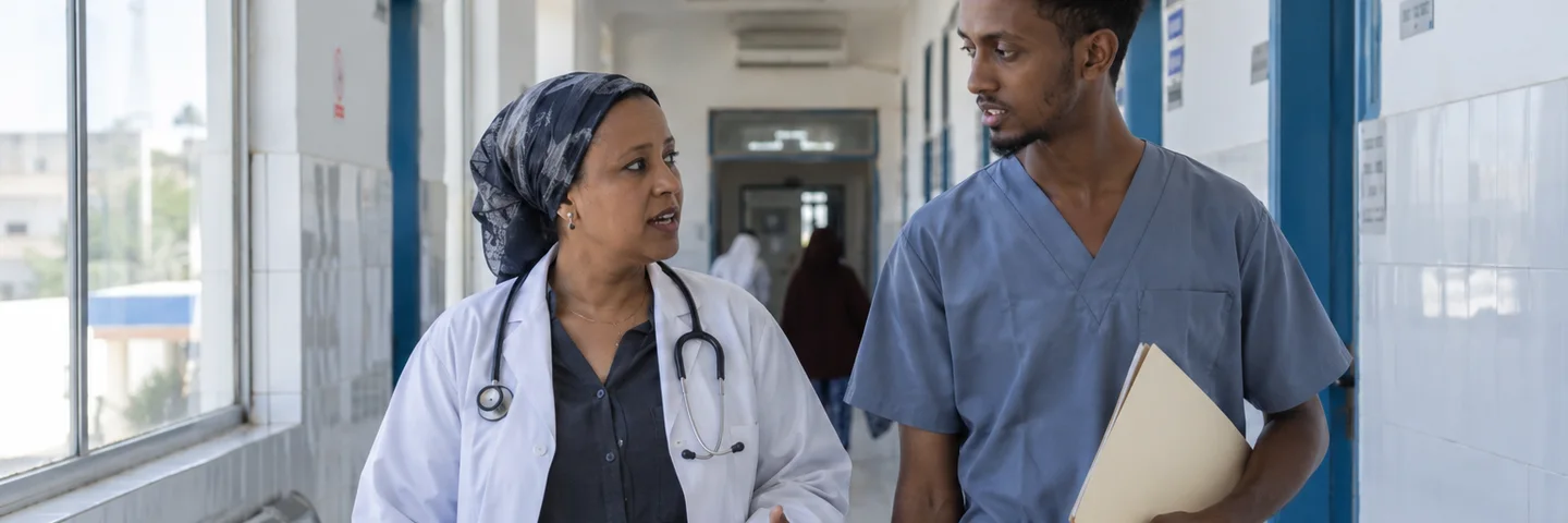 Une médecin et un infirmier échangent dans le couloir de leur clinique à Djibouti
